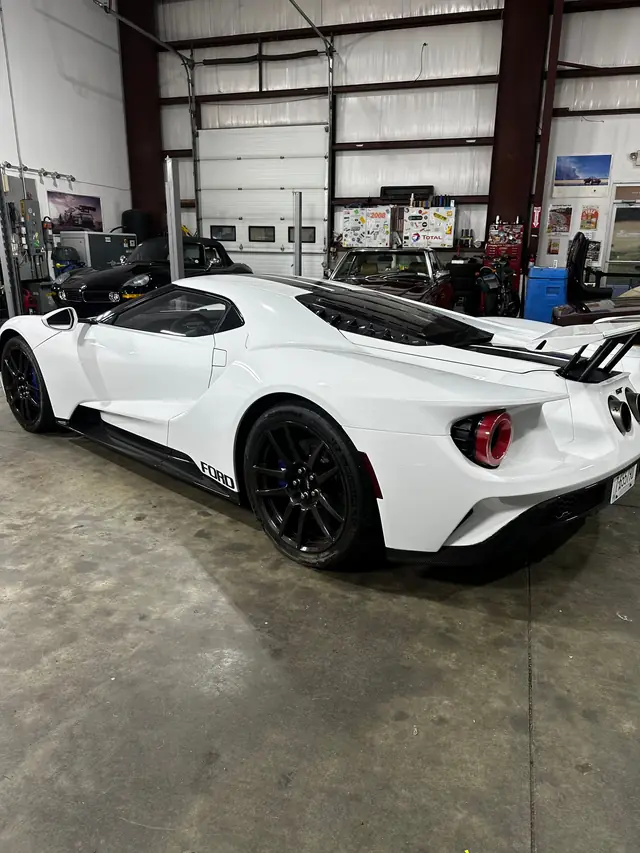 White Ford GT, three-quarter view